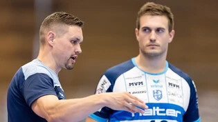 Kriens-Luzerns Trainer Peter Kukucka (links) gibt Anweisungen an Milos Orbovic