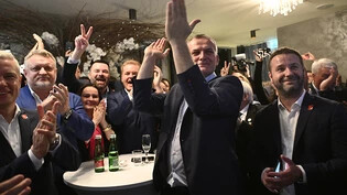 Anhänger des Präsidentschaftskandidaten Pellegrini feiern in seinem Hauptquartier nach der Stichwahl in Bratislava, Slowakei. Foto: Denes Erdos/AP/dpa