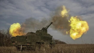 ARCHIV - Die ukrainische 152-mm-Panzerhaubitze Dana feuert auf russische Stellungen in der Region Donezk. Foto: Roman Chop/AP/dpa