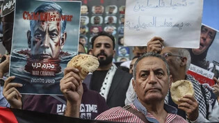 ARCHIV - Ägyptische Aktivisten halten Brot und Plakate, unter anderem mit der Aufschrift «Es lebe Palästina, nieder mit den Uionistn», während sie an einer pro-palästinensischen Demonstration vor dem Gebäude des Journalisten-Syndikats teilnehmen. Foto:…