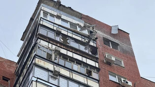 HANDOUT - Dieses vom Telegramkanal des Gouverneurs der Region Belgorod, Wjatscheslaw Gladkow, am 21. März 2024 via AP veröffentlichte Foto zeigt ein beschädigtes Gebäude nach einem Beschuss in der russischen Grenzregion Belgorod . Foto: Uncredited…