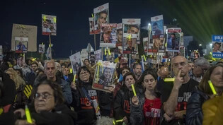 Israelis demonstrieren zum sechsten Mal seit dem Krieg zwischen Israel und der Terrororganisation Hamas und fordern die Freilassung der von der Hamas in Gaza festgehaltenen Geiseln. Bei dem Massaker der Hamas in Israel wurden mehr als 1200 Menschen…