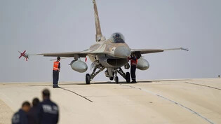 ARCHIV - Mechaniker stehen auf einem Militärflughafen bei Eilat in Israel an einem F-16 Kampfjet der israelischen Luftwaffe. Foto: Ariel Schalit/AP/dpa