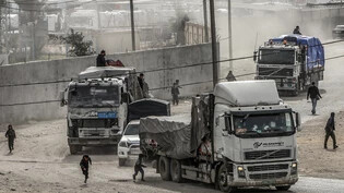 ARCHIV - Lastwagen mit Hilfsgütern fahren über den Grenzübergang Kerem Schalom in den Gazastreifen ein. (Symbolbild) Foto: Abed Rahim Khatib/dpa