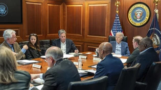 dpatopbilder - HANDOUT - Auf diesem vom Weißen Haus veröffentlichten Bild trifft sich US-Präsident Joe Biden (3.v.r) mit Mitgliedern des Nationalen Sicherheitsteams im Situation Room des Weißen Hauses, um über die bevorstehenden Raketenangriffe des Iran…