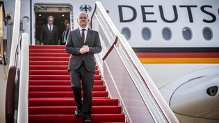 Der deutsche Bundeskanzler Olaf Scholz (SPD) steigt am Flughafen von Chongqing in China aus dem Flugzeug. Foto: Michael Kappeler/dpa