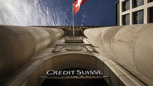 Im Nachgang zum Aus der Credit Suisse (CS) kommt das Finanzdepartement zum Schluss, dass eine Rückforderung der Boni ehemaliger Führungskräfte aufgrund der rechtlichen Lage kaum Erfolg haben würde. (Archivbild)