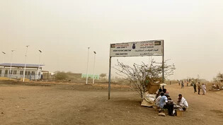ARCHIV - Blick auf den Grenzübergang Joda im Südsudan an der Grenze zum Sudan. Täglich treffen hier Menschen auf der Flucht vor dem Konflikt im Sudan ein. Foto: Eva-Maria Krafczyk/dpa
