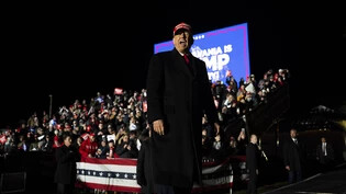 dpatopbilder - Der ehemalige US-Präsident Donald Trump begrüßt die Teilnehmer bei einer Wahlkampfveranstaltung im Bundesstaat Pennsylvania. Foto: Joe Lamberti/AP/dpa