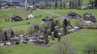 Auf dem Areal des heutigen Campingplatzes Buosingen in Arth SZ soll ein Bundesasylzentrum realisiert werden. (Archivaufnahme)