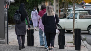 ARCHIV - Frauen mit und ohne Kopftuch in der iranischen Hauptstadt Teheran. Foto: Arne Immanuel Bänsch/dpa