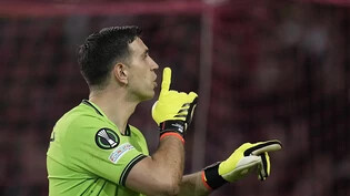 Legte sich mit dem Heimpublikum an und parierte im Penaltyschiessen zwei Versuche von Lille: Goalie Emiliano Martinez war der Matchwinner für Aston Villa