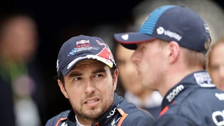 Max Verstappen (rechts) beschert Red Bull die 100. Pole-Position in der Formel 1. Teamkollege Sergio Perez komplettiert die erste Startreihe