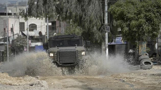 Ein israelisches Militärfahrzeug bei einer Militäroperation in Tulkarem. Foto: Majdi Mohammed/AP/dpa