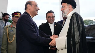 HANDOUT - Der iranische Präsident Ebrahim Raisi (r) trifft in Islamabad seinen pakistanischen Amtskollegen Asif Ali Zardari. Foto: -/Iranian Presidency via ZUMA Press Wire/dpa - ACHTUNG: Nur zur redaktionellen Verwendung und nur mit vollständiger Nennung…