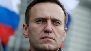 ARCHIV - Der am 16. Februar in einem russischen Straflager verstorbene Oppositionsführer Alexej Nawalny bei einem Gedenkmarsch für den 2015 ermordeten Kremlkritiker Boris Nemzow. US-Geheimdienste gehen laut einem Bericht des «Wall Street Journals» davon…