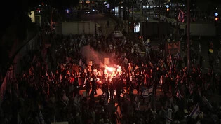 Demonstranten ziehen durch Tel Aviv. Sie fordern die Freilassung der Geiseln, die im Gazastreifen von der palästinensischen Hamas festgehalten werden. Foto: Ohad Zwigenberg/AP/dpa