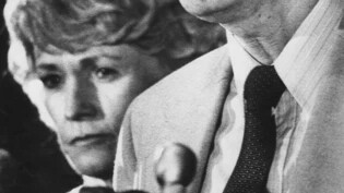 Die US-Gesundheitsministerin Margaret Heckler an der Pressekonferenz im April 1984 zur Verkündung der entdeckten Ursache von Aids zusammen mit Robert Gallo, dem die Entdeckung damals zugeschrieben wurde.
