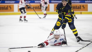 Bäuchlings: Der Schweizer Philipp Kuraschew wehrt sich am Boden liegend gegen Joakim Nygard. 