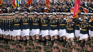 dpatopbilder - Russische Soldatinnen marschieren während der Generalprobe der Militärparade zum Tag des Sieges auf dem Roten Platz. Foto: Alexander Zemlianichenko/AP/dpa