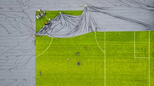 Plastik statt Rasen: Das Abdecken der Fussballplätze in Kloten ZH ist eine der wichtigsten Massnahmen im Kampf gegen den Japankäferbefall.