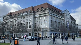 Die Gesellschaft, über welche die Signa-Holding unter anderem die Beteiligung am Luxuskaufhaus KaDeWe in Berlin hielt, ist nun auch offiziell pleite. (Archivbild)