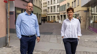 Übergabe: Der Churer Unternehmer Fabio Adank übernimmt die Funktion von Andrea Thür-Suter als OK-Präsidentin des Stadtfests.