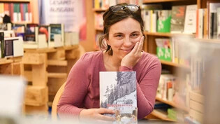Visite in Thusis: Als Autorin und Verlegerin in Personalunion liefert Antonia Bertschinger ihre Bücher jeweils gleich selbst in die Bündner Buchhandlungen.
