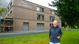 Der Architekt und sein Gebäude: Christoph Ingenhoven, Chairman des Architekturbüros Ingenhoven Associates, besucht die Baustelle der neuen Klinik Gut in St. Moritz.