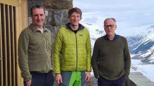 Freuen sich über die fertig renovierte Coazhütte: Architekt Vincenzo Cangemi (von links), SAC-Präsident Remo Gasser und Hüttenobmann Guido Baumgartner.