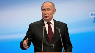 Gewohnt selbstsicher: Kremlchef Wladimir Putin tritt nach seiner Wiederwahl am Sonntag in Moskau vor seine Unterstützer. 