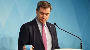 Ganz stolz: Markus Söder, Ministerpräsident des deutschen Bundeslands Bayern, stellt die neue Bezahlkarte für Asylbewerber vor. 