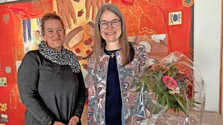 Sie hat es sich anders überlegt: Regula Eschle Wyler (rechts) wurde im Dezember von Kirchengutsverwalterin Saarah Häuptli schon als neue Netstaler Pfarrerin willkommen geheissen.