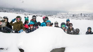 Ein seltenes Bild: Eine Klasse der Churer Schule Montalin tollt im Januar 2021 beim Fürstenwald im Schnee.