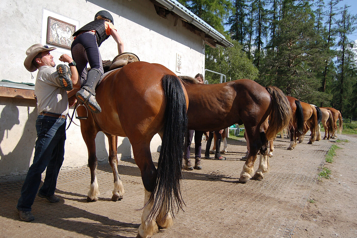 Ausritt in San Jon: Die Pferde stehen bereit und ein Mädchen schwingt sich mit ein bisschen Hilfe in den Sattel.