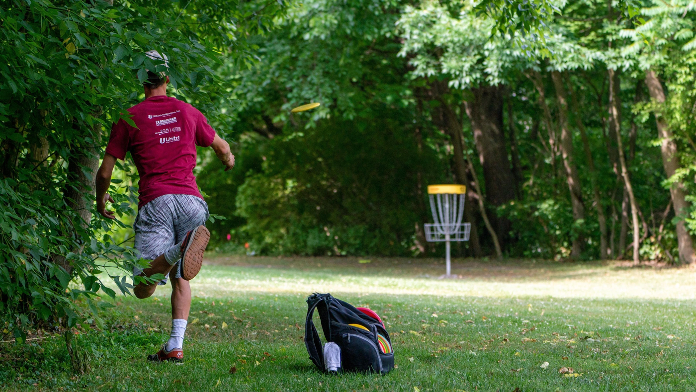 Das Ziel im Blick: Ein Spieler versucht ein Frisbee in den Korb zu befördern. 