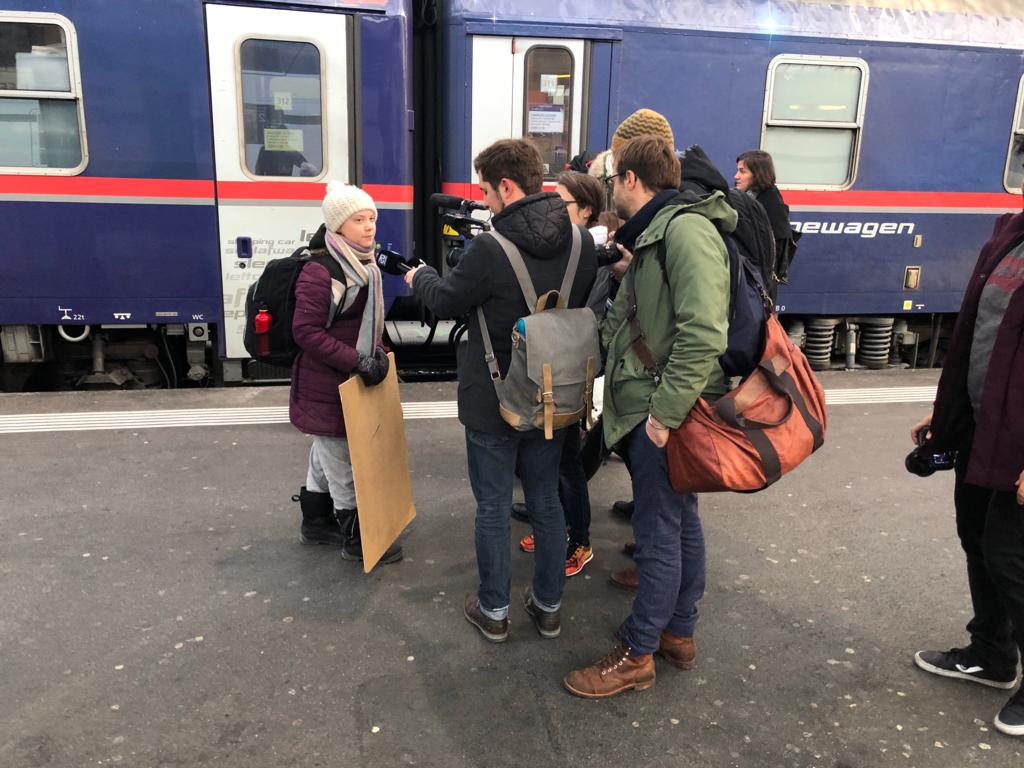 In Zürich angekommen muss sich die junge Schwedin den Fragen von Journalisten auf dem Perron stellen.