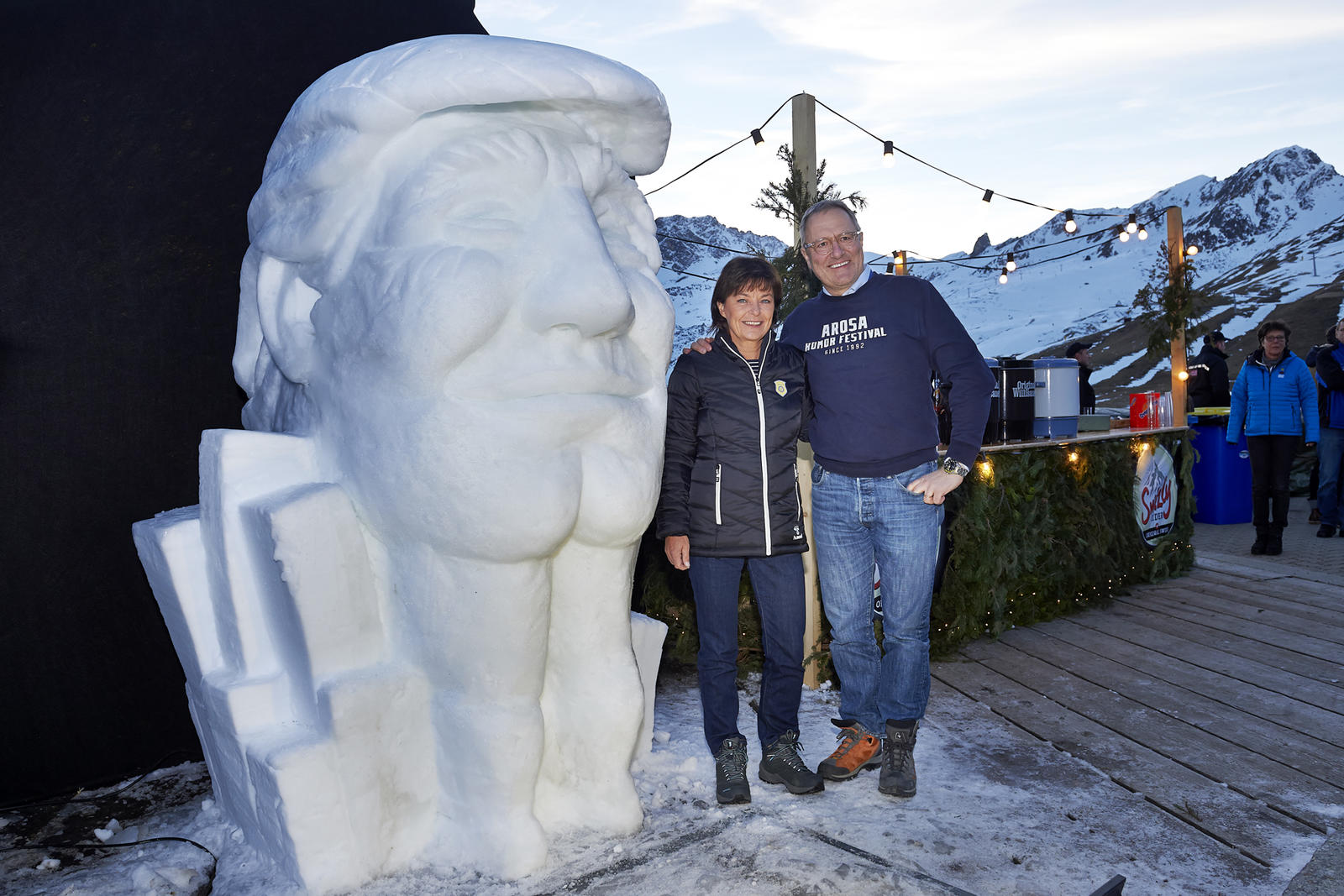 Donald Trump als Schneemann des Jahres im Jahr 2016 mit Monika Fasnacht und Frank Baumann. PRESSEBILD