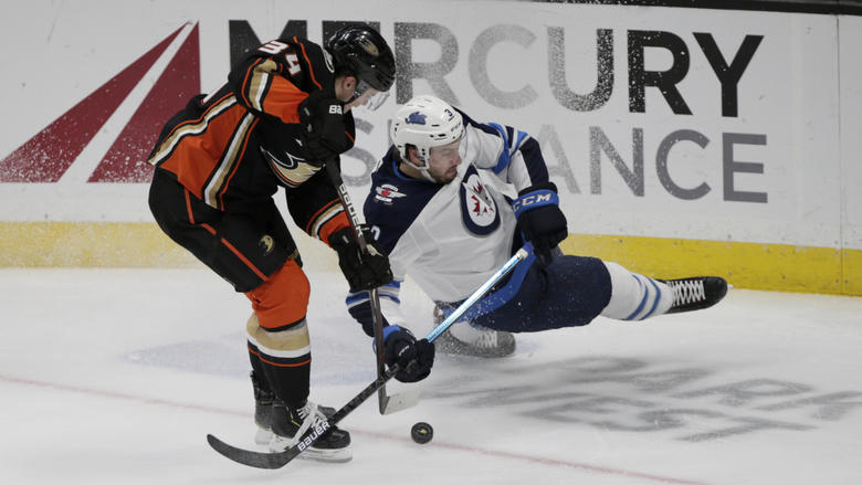 Die Winnipeg Jets mit Verteidiger Tucker Poolman gerieten gegen die Anaheim Ducks ins Straucheln.