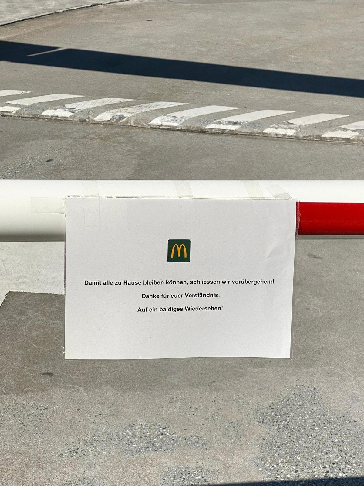 Damit alle zu Hause bleiben können, schliessen wir vorübergehend, schreibt McDonalds beim McDrive in Chur.