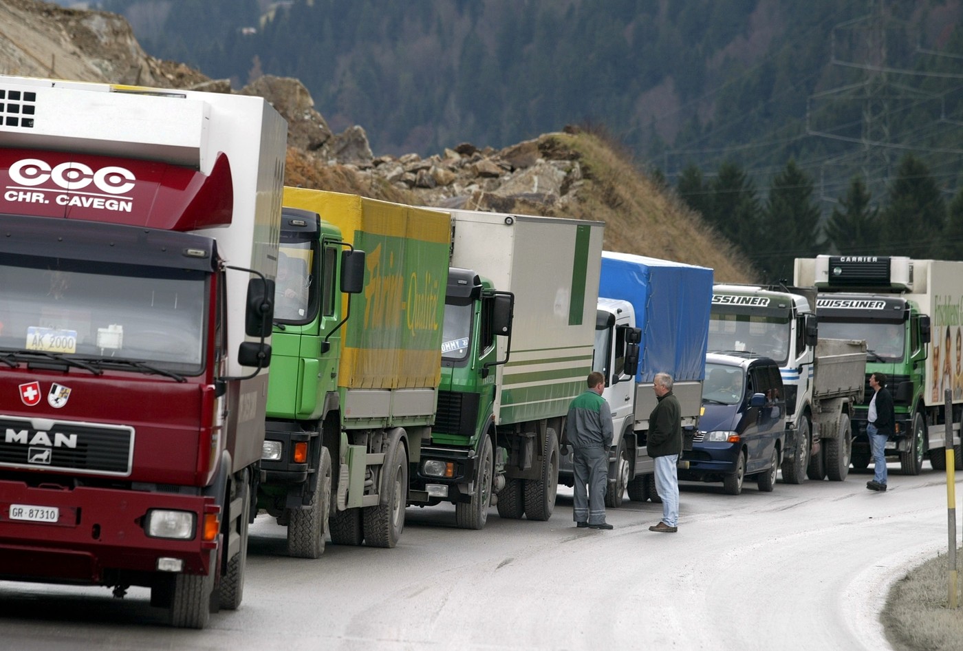 Geduld ist gefragt: Zahlreiche Lastwagen warten in Rueun auf die Räumung der Kantonsstrasse, um die in der oberen Surselva gelegenen Gemeinden mit Lebensmitteln und Gütern zu versorgen.