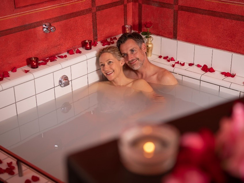 Romantisches Angebot: 4-Gang-Menü und ein romantisches Bad im Spahouse Bad Ragaz.