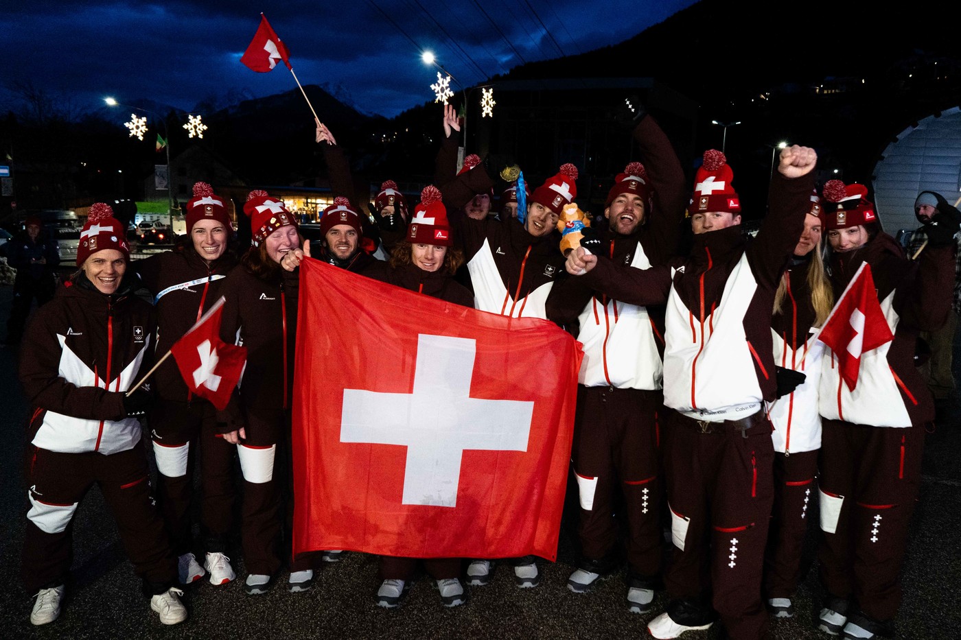 Stolzes Team: Die Schweizer Equipe freut sich über den Goldgewinn von Fadri Rhyner.
