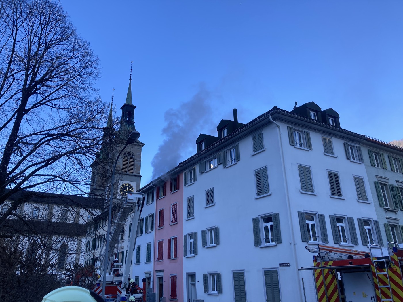 Brand in Reihenhaus: Zwei Bewohner müssen mit Verdacht auf Rauchvergiftung ins Spital.