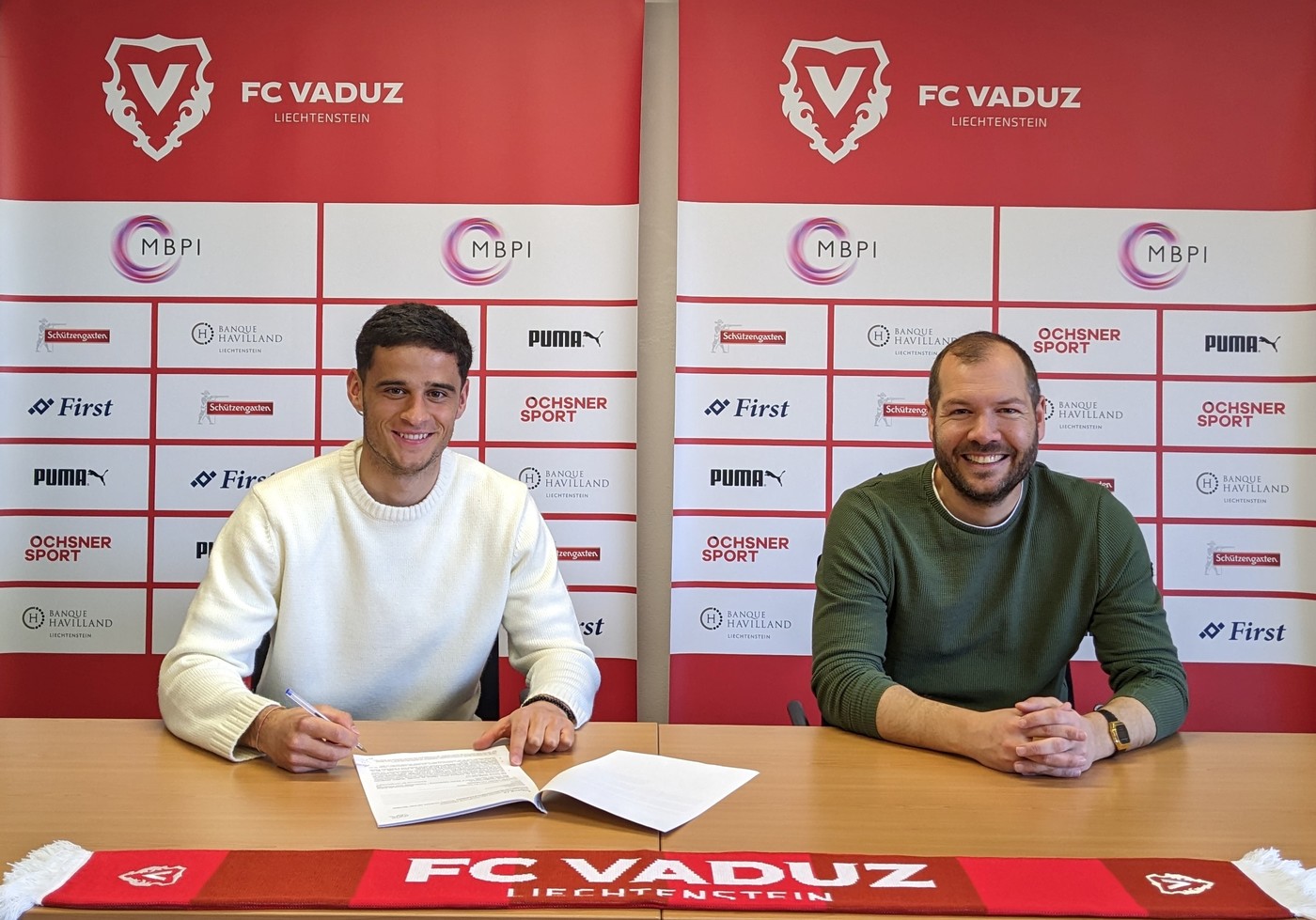Sind sich einig: Fabrizio Cavegn (links) unterschreibt einen Zweijahresvertrag beim FC Vaduz mit Sportchef Franz Burgmeier.