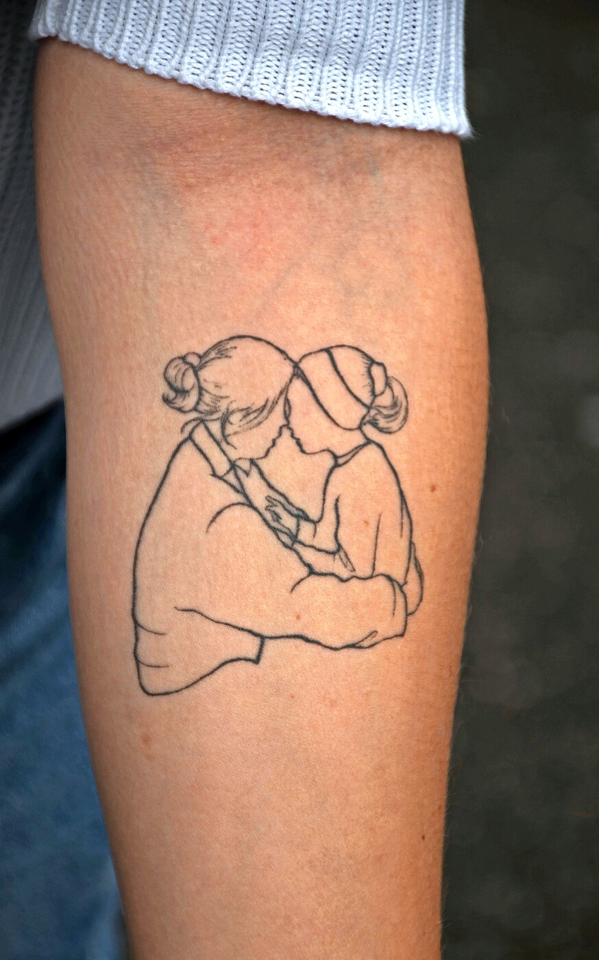 Das Tattoo, welches Laura und ihre Mutter zeigt, ziert den Unterarm der jungen Frau.