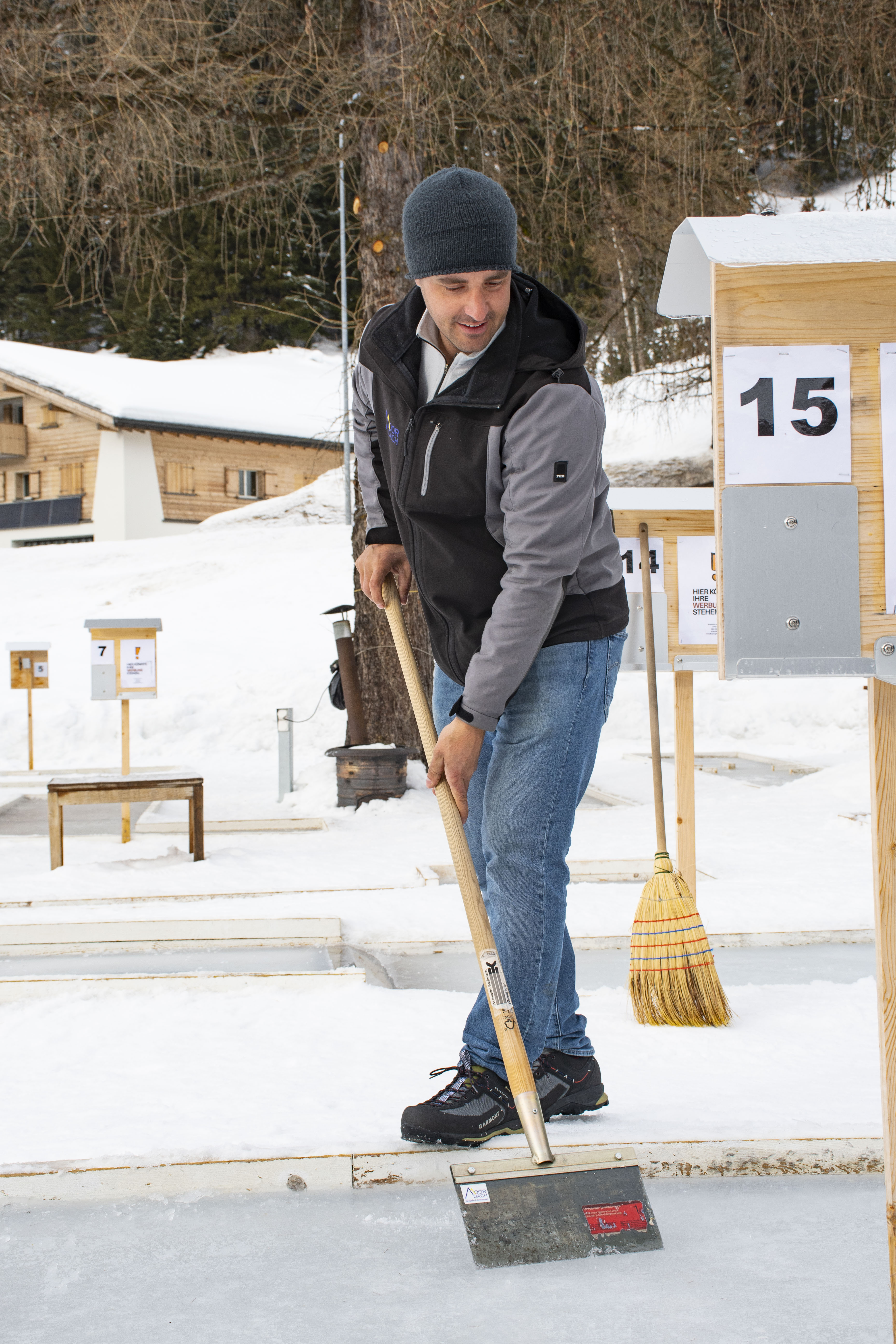 Weder Eishockey noch Minigolf: Diego Moor hat das Eis-Minigolf erfunden und in Davos realisiert.