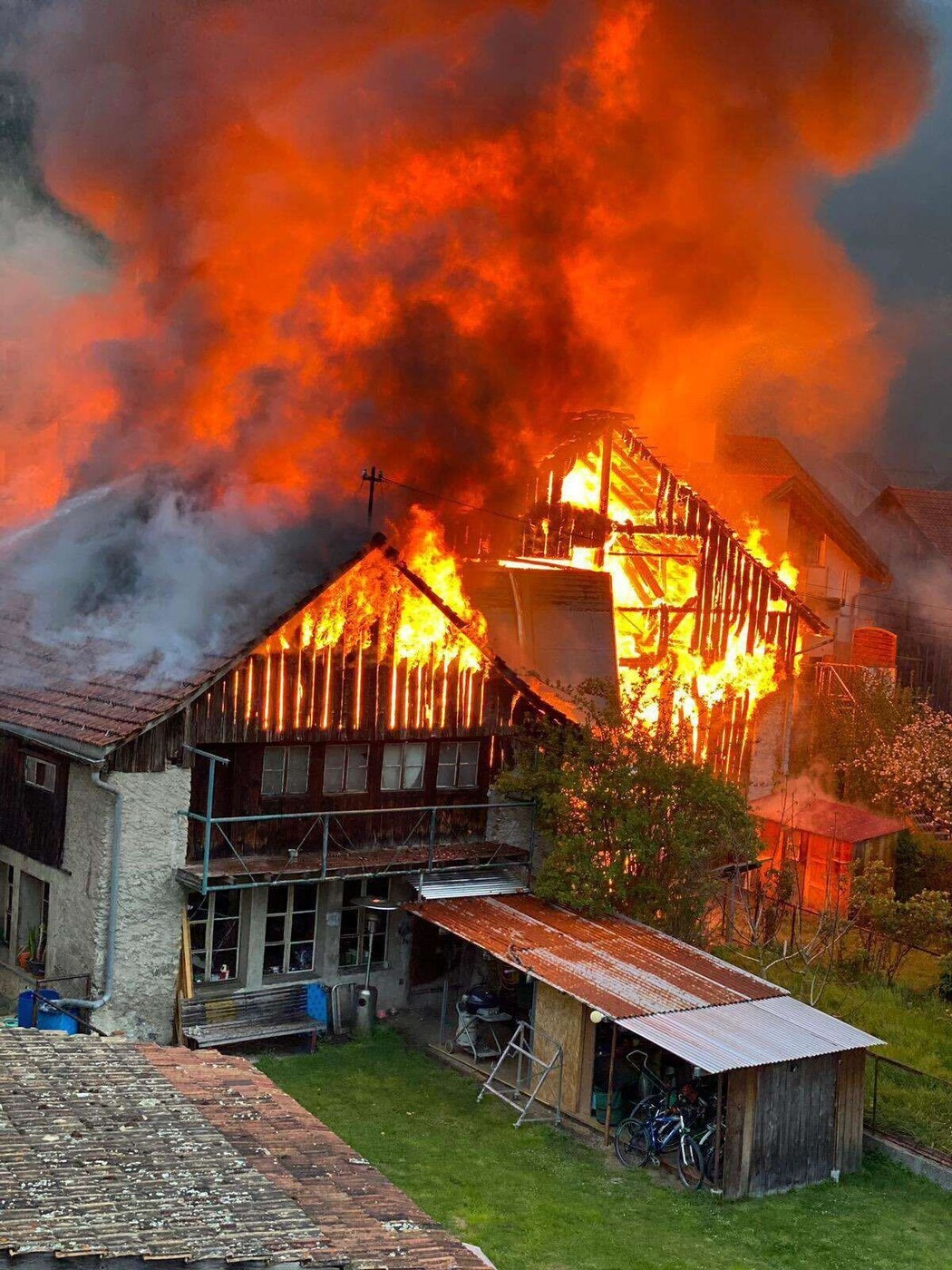 Grosses Feuer: Der Brand brach in einem Stallgebäude mitten in Domat/Ems aus. 
