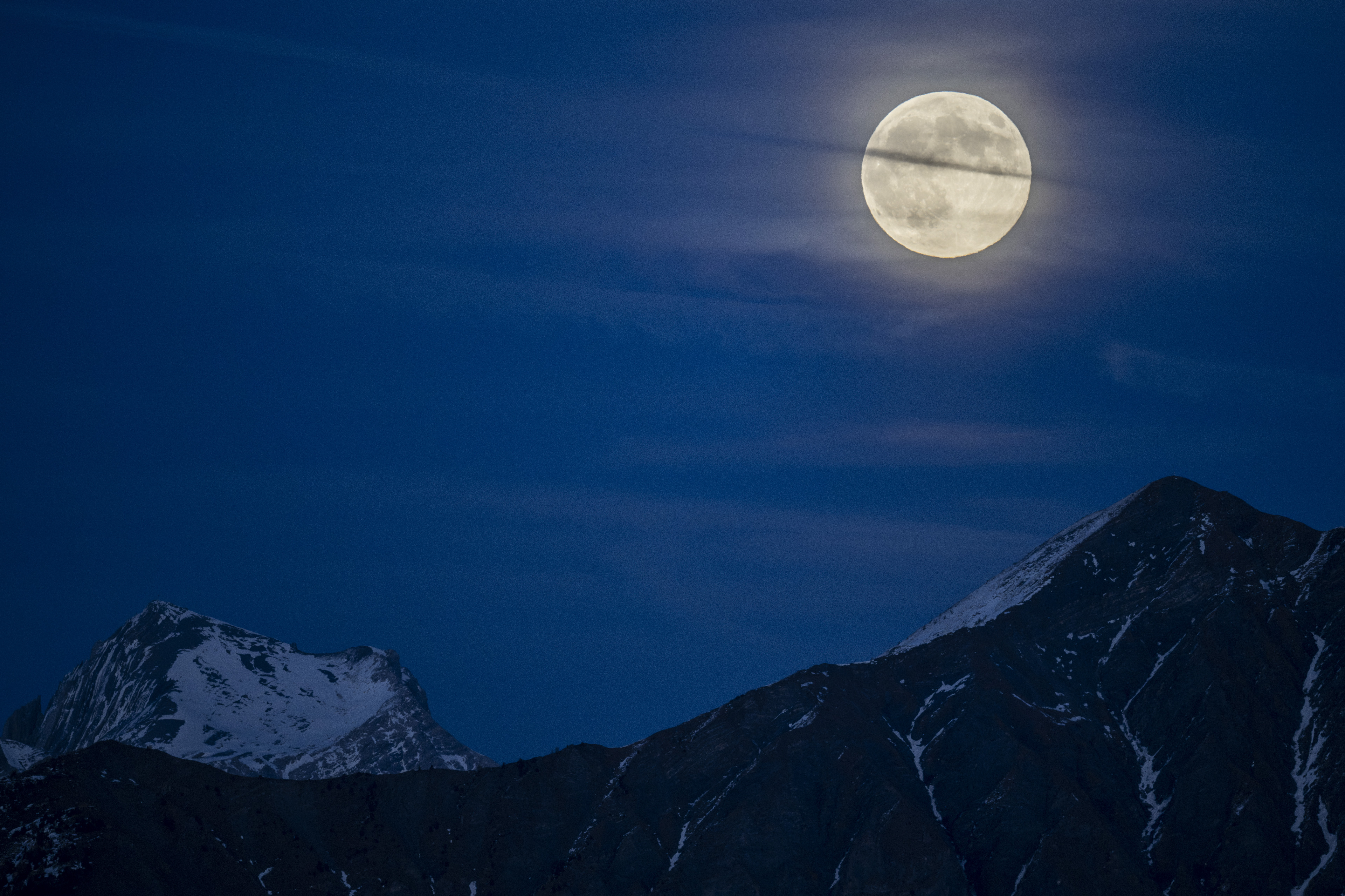 Mystisch: Der Supermond geht auf über dem Vilan in der Prättigauer Herrschaft.