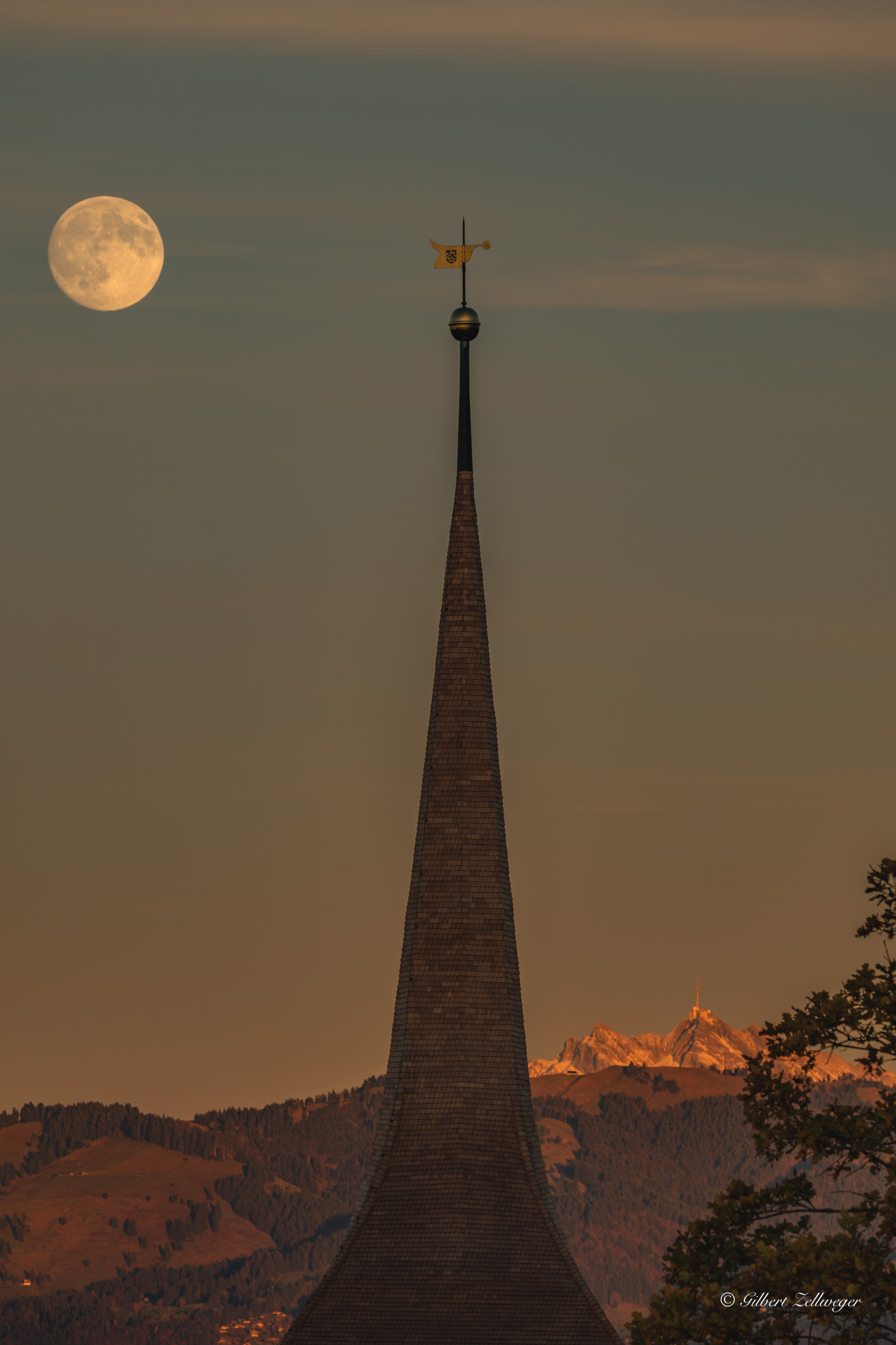 Mit Kirchenturm und Säntis: Der Supermond aufgenommen von der Kapelle St. Johann in Altendorf.